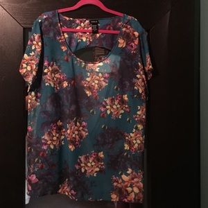 Torrid peek-a-boo back floral top size 3
