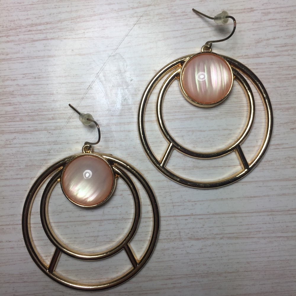 Earrings 🌸 Gold Hoops with Pink Pearlescent Stone