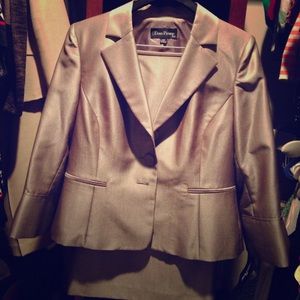 Evan Picone Suit. 14P. Brand new. Shiny taupe/grey