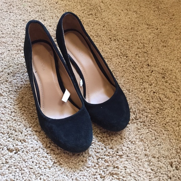 Black wedges