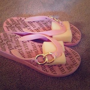 Juicy couture heeled flip flops