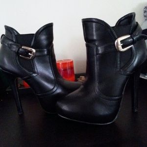 (Sold!)Black short heel boots