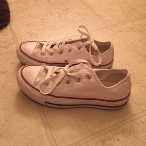 White converse low tops