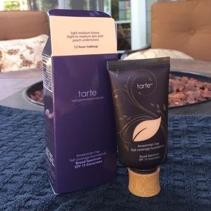 tarte Amazonian clay foundation light- med honey