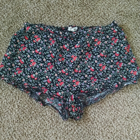 Brandy Melville Pants - Pacsun floral shorts