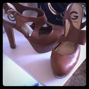 guess closed toed heels