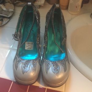 Silver glittery pumps