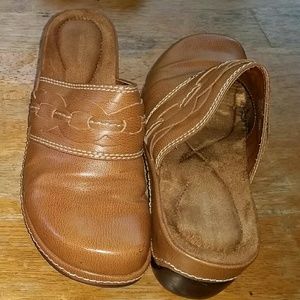 Tan clogs