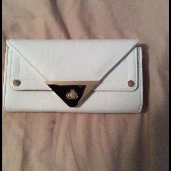 Adorable white clutch!