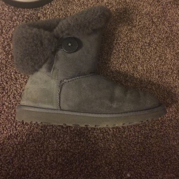 🚫sold 🚫Ugg Bailey Button Gray Women's size 8 - Picture 2 of 4