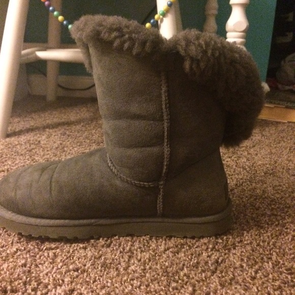 🚫sold 🚫Ugg Bailey Button Gray Women's size 8 - Picture 3 of 4