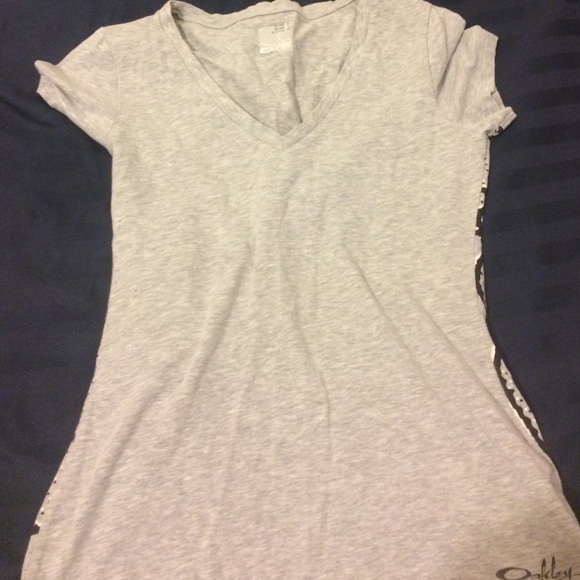 ❌SOLD❌ Grey Oakley Vneck - Picture 1 of 2