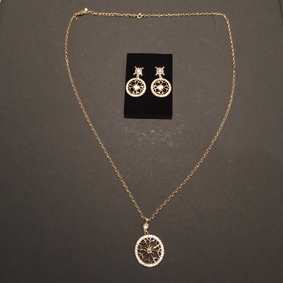Set necklace and earrings