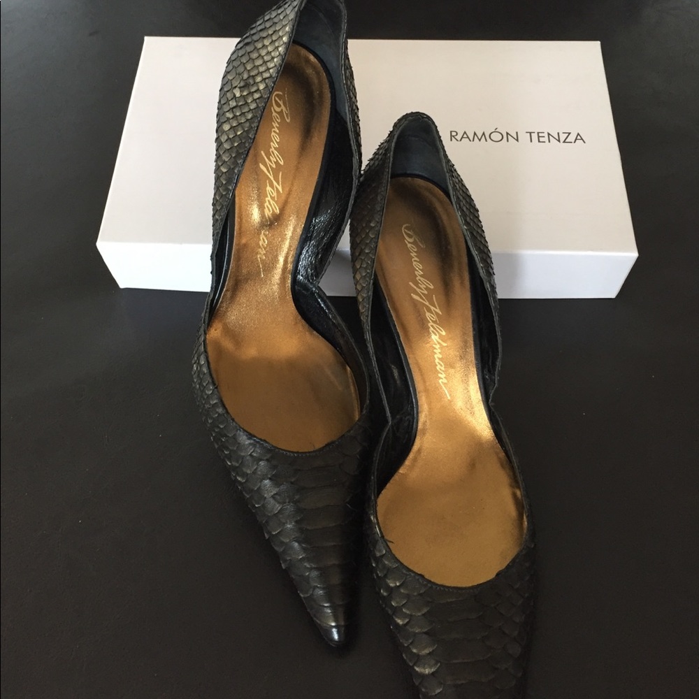 Beautiful metallic snakeskin pumps.