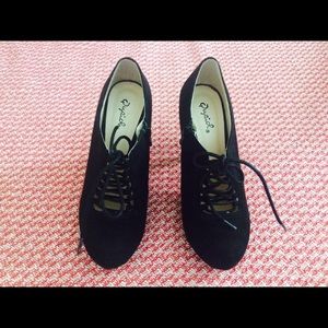 Black heels in excellent condition