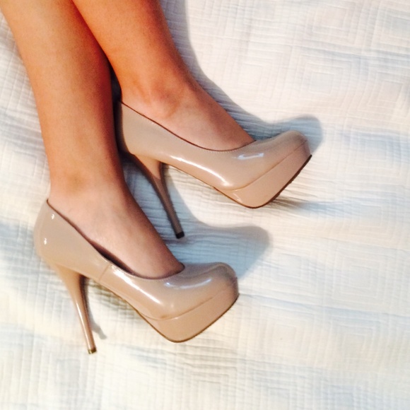 Nude pumps