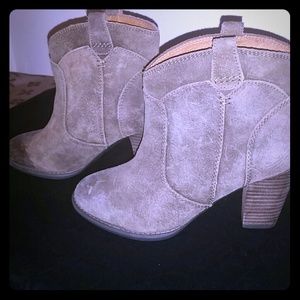 NWOT Indigo Taupe Distressed Booties by Clark's 6