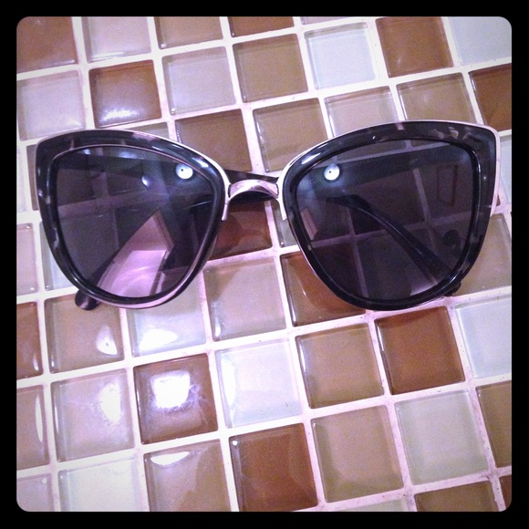 -RESERVED- QUAY MY GIRL SUNNIES 😍