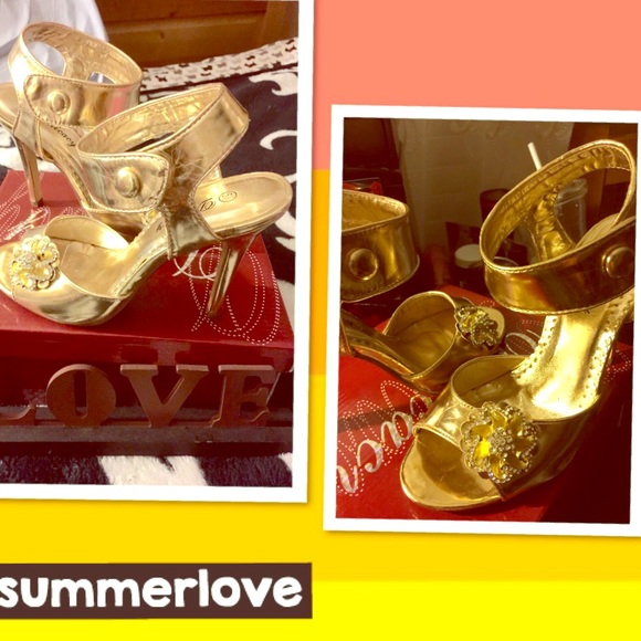 Gold evening shoes w ✨bling flower🌸 detail💛.