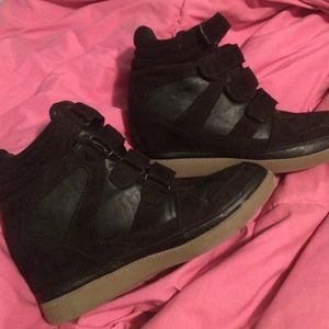 Black Invisible Wedges