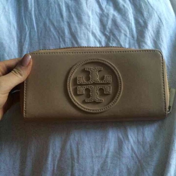 Tort burch clutch