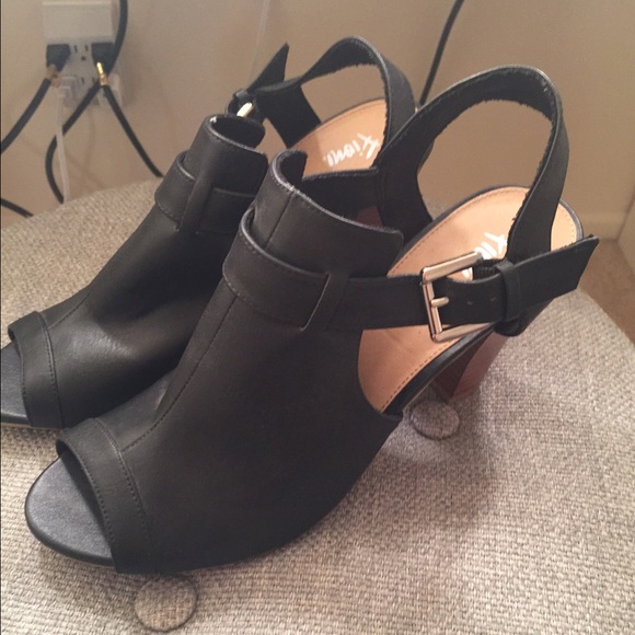 Fioni peep toe bootie size 10