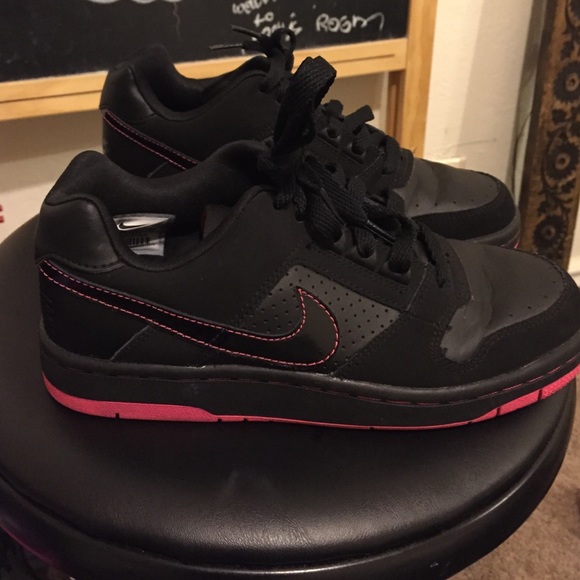 Brand new kids Nike sneakers make en offer - Picture 1 of 3