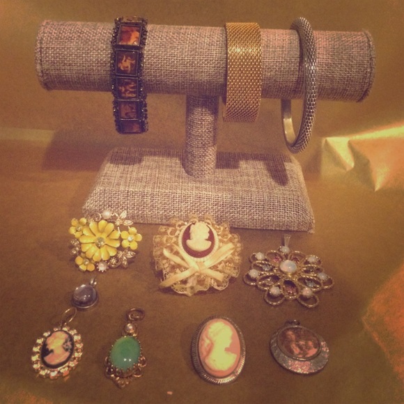 Assorted type of nice Costume Jewelry - Picture 1 of 4