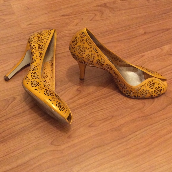 Mustard yellow vintage heels - Picture 2 of 4