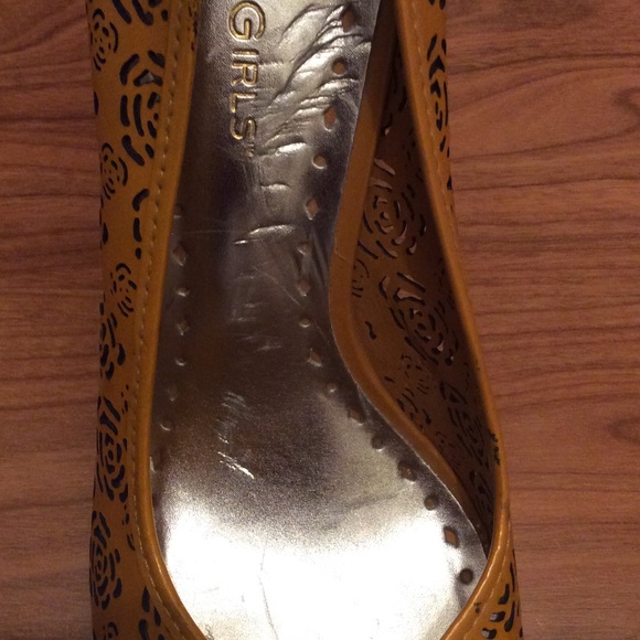 Mustard yellow vintage heels - Picture 3 of 4