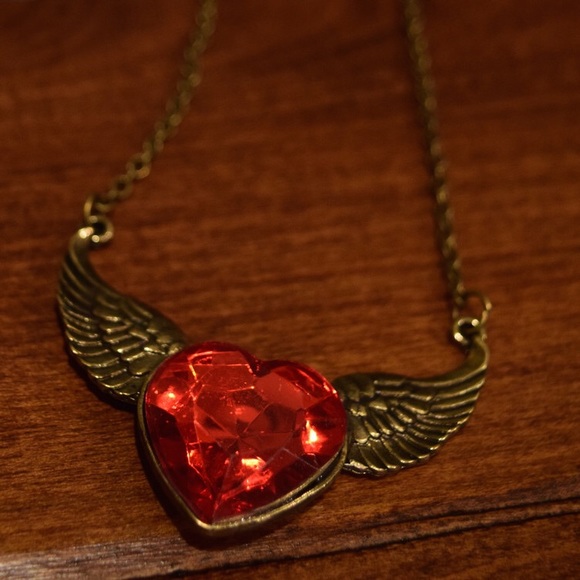 Red heart wings chain necklace - Picture 2 of 4