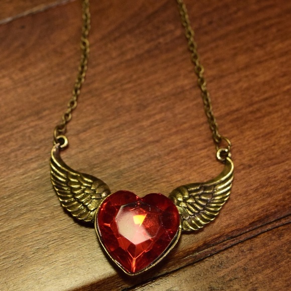 Red heart wings chain necklace - Picture 3 of 4