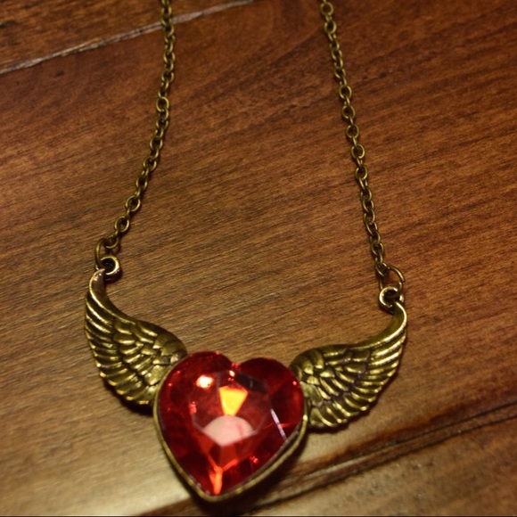 Red heart wings chain necklace - Picture 4 of 4