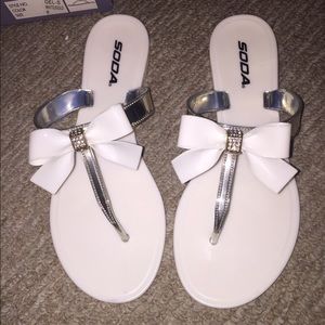 White jelly sandals w/ bow