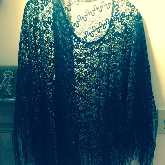 NWOT BEAUTIFUL BLACK/SILVER HIGHLIGHT LACE PONCHO