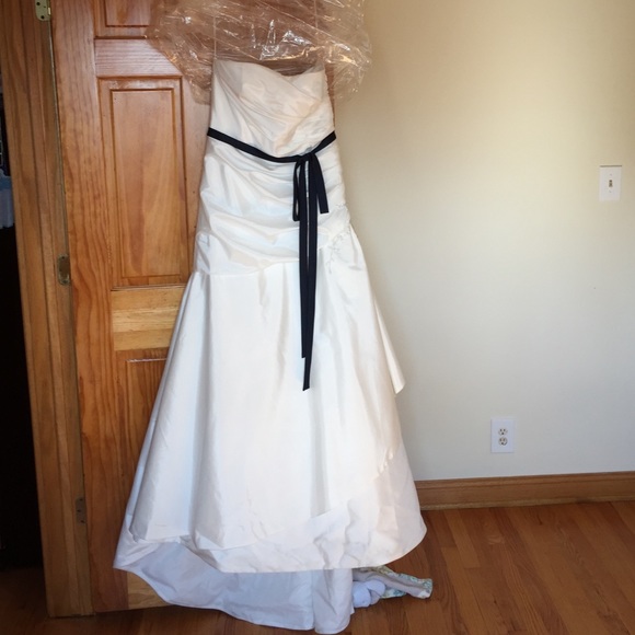 Never worn white dropped waist wedding gown HOB - Picture 1 of 5