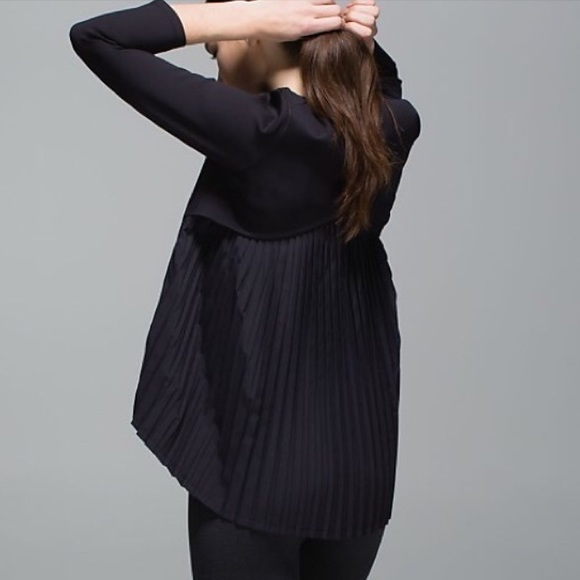 LULULEMON pleat on top