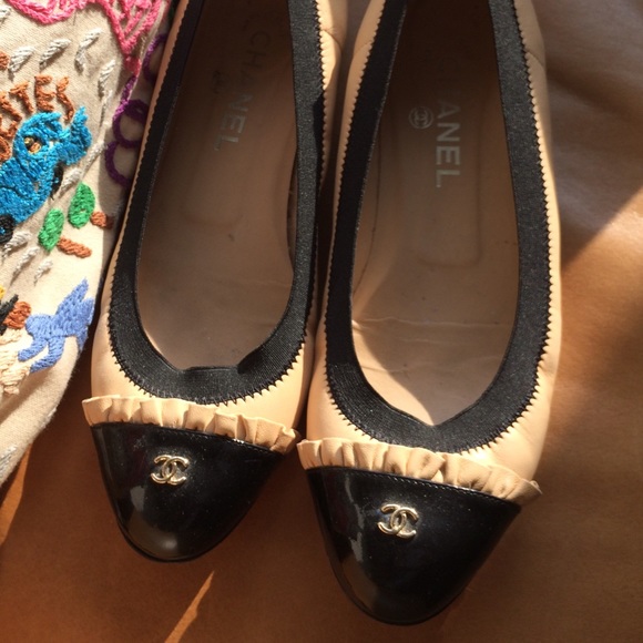 KEEPING 🎀 CHANEL CAP TOE SHOES Ballet Flats 🎀 - Picture 2 of 4