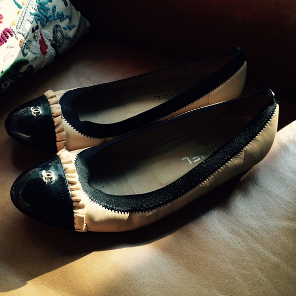 KEEPING 🎀 CHANEL CAP TOE SHOES Ballet Flats 🎀 - Picture 3 of 4