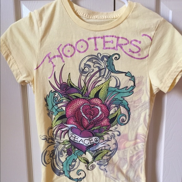 Hooters t-shirt