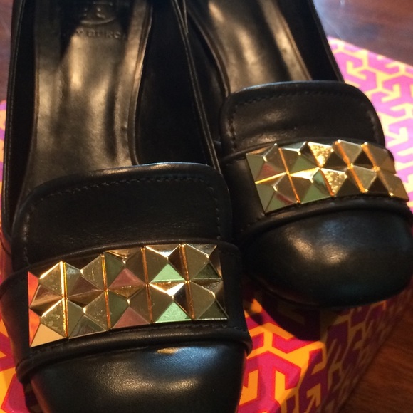 TORY BURCH Black Vegan Leather Gold Pyramids sz 7