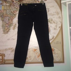 Black zipper jeans w knee detail