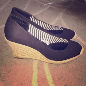 Black wedges
