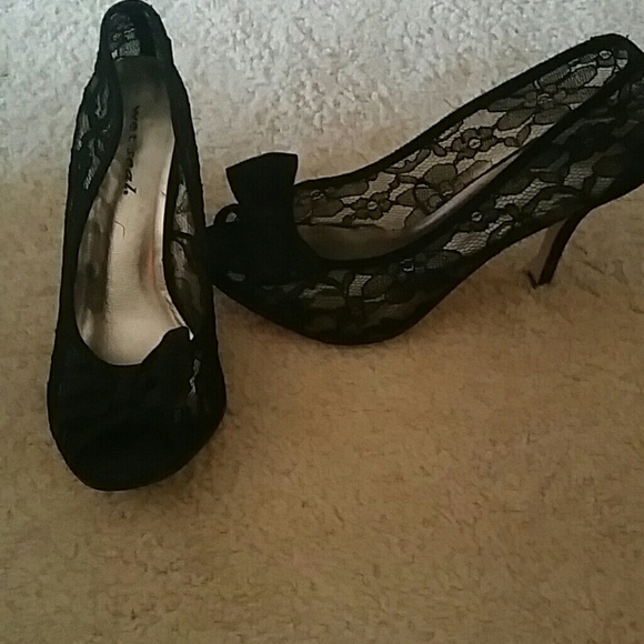 Lace peep toe