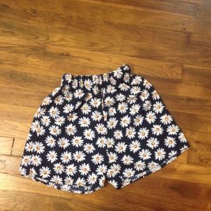 Daisy print high waisted flowy shorts.