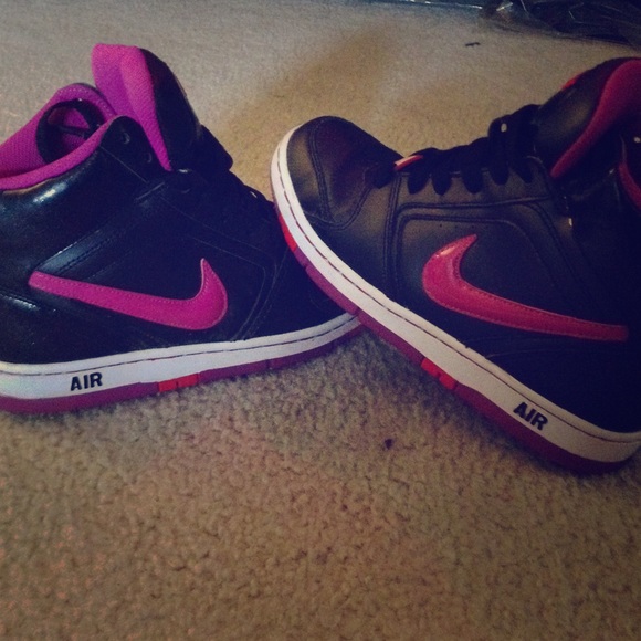 Nike high tops. And 2 hollister shirts! Bundle.