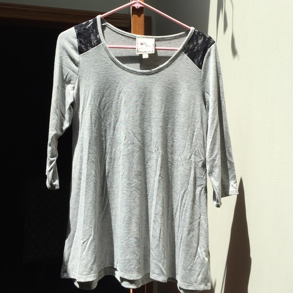 3/4 loose fit top with black lace