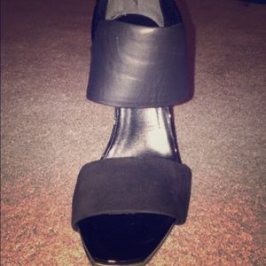 Gorgeous black Gucci heels!