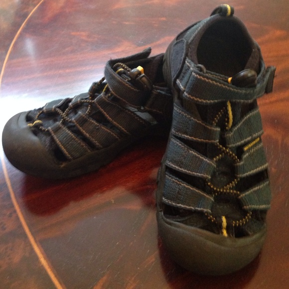 Keens youth size 1