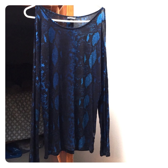 Light fitted, long sleeve w/ cutout shoulders